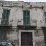 Attaccata alla chiesetta si trova una palazzina di inizio 900 a due piani. Difficile capire per� di che colore fosse un tempo: uno stucco bianco-grigiastro la ricopre fin dove resiste, ma un po� ovunque la pietra con cui � stata costruita si affaccia ormai con prepotenza. Spicca per� il verde a tratti brillante delle persiane. Una finestra del primo piano � aperta, ma nessuno risponde al citofono